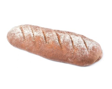 Beyaz arka plan üzerinde beyaz bir tabakta üzerine uzun süreli somun kahverengi çavdar ekmek (gaf) un serpilir 