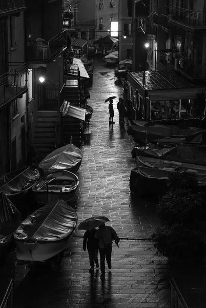 Manarola merkezi kare bir akşam yağmur sonra siyah ve beyaz fotoğraf. Manarola Cinque İtalya Ligurya Denizi kıyısında yer alan Terra beş şehirlerinden biridir.
