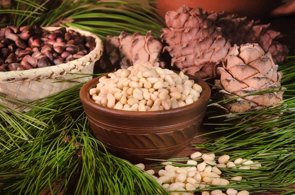 Taza Arcilla Llena Nueces Cedro Sin Cáscara Fondo Los Conos —  Fotos de Stock