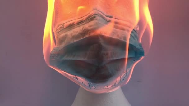 Una Maschera Viso Maschera Chirurgica Una Testa Polistirolo Brucia Fuoco — Video Stock