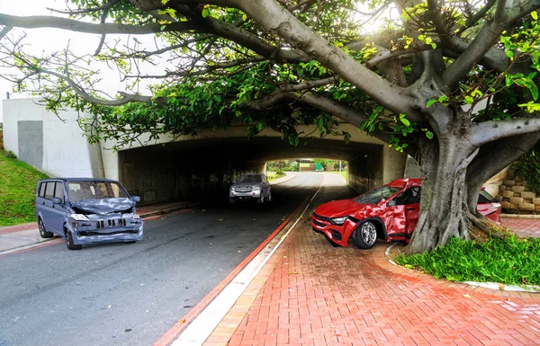 2台の車の事故 場所に道路上のクラッシュ車 偉大なバンと衝突した後の木に対する赤いセダン — ストック写真
