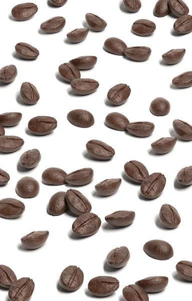 多くのコーヒー豆のグループは 白い表面に広がっています 鳥の目のビュー 分離されました — ストック写真