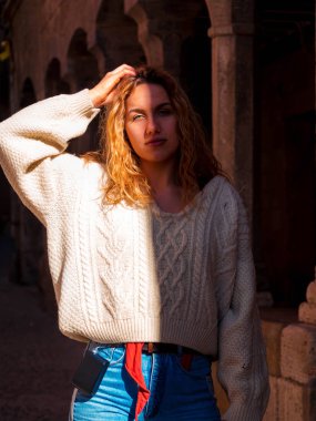 Kışın sarışın kız