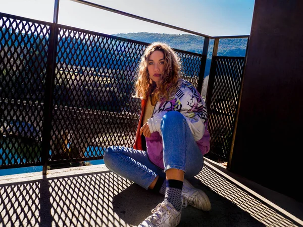 eski ceket ile sarışın kız