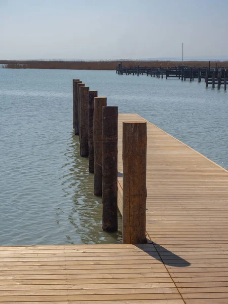 Houten steiger bij het meer — Stockfoto