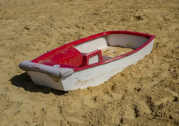 Küçük tekne kum havuzunda mahsur kaldı — Stok fotoğraf