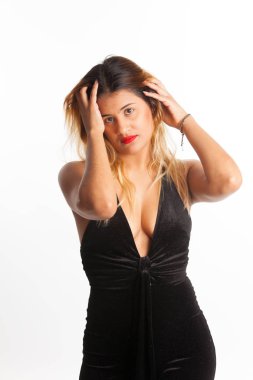 Pose de Jessica, fotografa realizada en estudio sobre fondo blanco