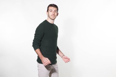 beyaz zemin üzerinde bir model portresi