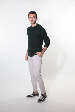 beyaz zemin üzerinde bir model portresi