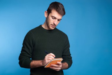 Not defterine yazan kişi