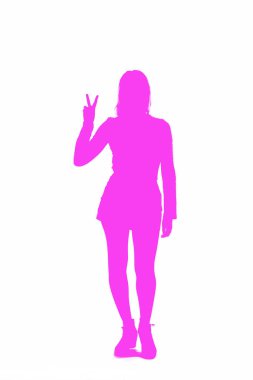 Düz bir arka plan üzerinde zafer işareti yaparak kız