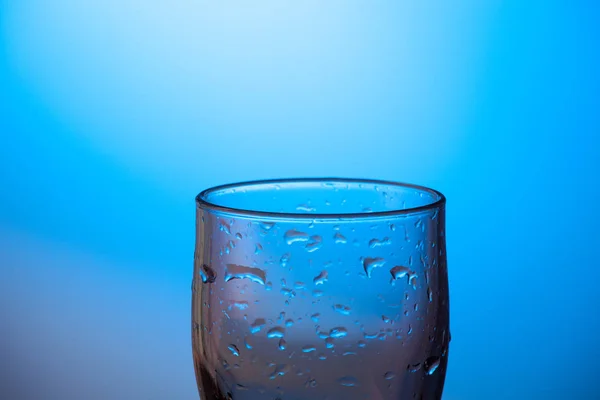 水のガラスまたは未定義の毒が付いている水のガラスを飲む — ストック写真