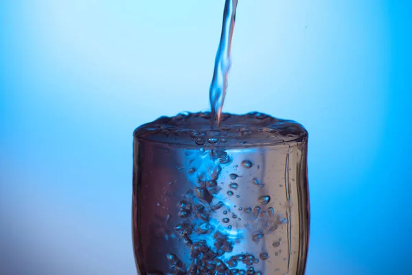 Glas Wasser Oder Glas Wasser Mit Undefiniertem Gift Trinken — Stockfoto