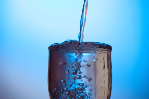 Glas Wasser Oder Glas Wasser Mit Undefiniertem Gift Trinken — Stockfoto