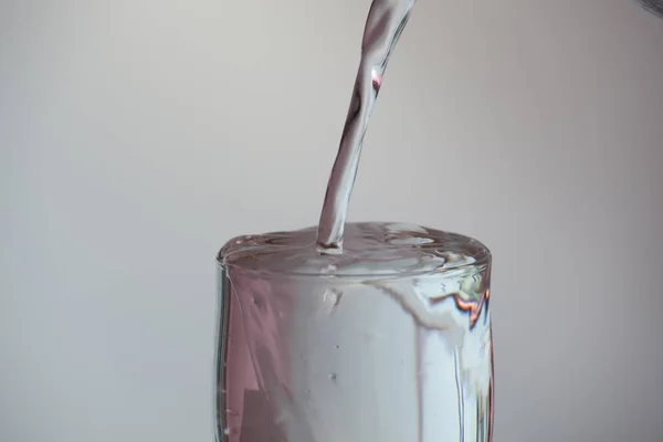 水のガラスまたは未定義の毒が付いている水のガラスを飲む — ストック写真
