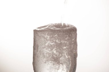 bardak su veya tanımsız zehirli su içme