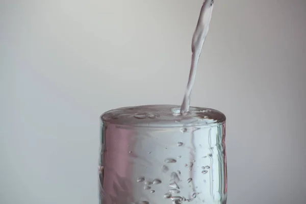 Picia Szklanka Wody Lub Szklankę Wody Trucizną Niezdefiniowany — Zdjęcie stockowe