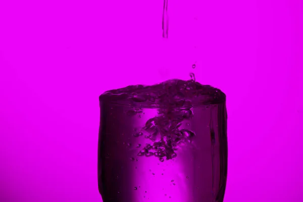 喝一杯水或一杯含有未定义毒药的水 — 图库照片