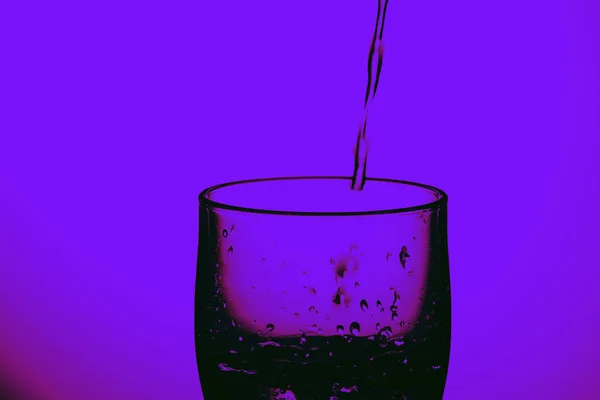 bardak su veya tanımsız zehirli su içme