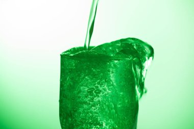 bardak su veya tanımsız zehirli su içme