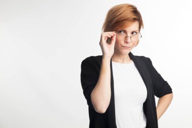 Gözlüklerini eliyle dokunmadan kız