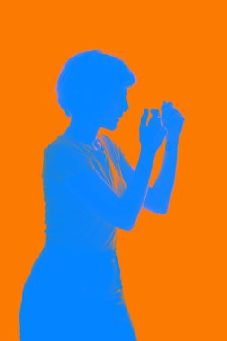 Actiutud savunmak için bir kız renkte profil