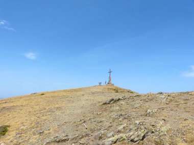 bir dağın tepesinde çapraz