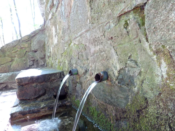 Fonte Montagna Tirando Fuori Acqua Dolce — Foto Stock