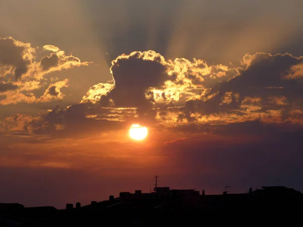 Close Sol Pôr Sol Com Nuvens Cortando Sol — Fotografia de Stock