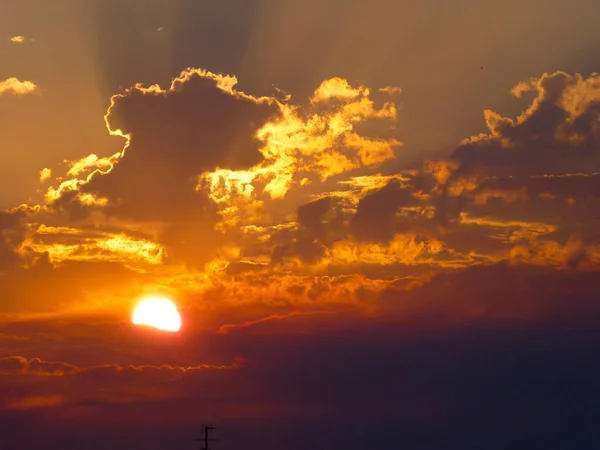 Närbild Solen Solnedgång Med Moln Trimning Solen — Stockfoto