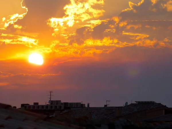 Bulutlar Güneşin Kırpma Ile Bir Günbatımı Güneş Close — Stok fotoğraf