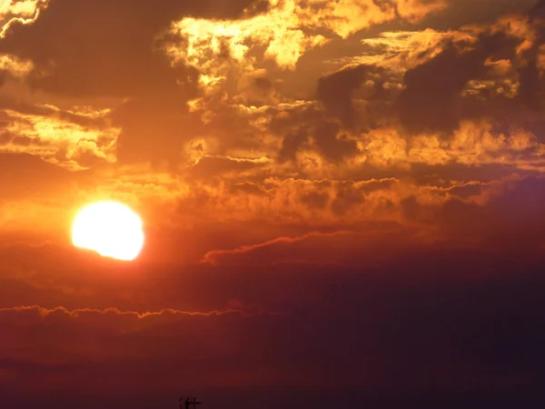 Närbild Solen Solnedgång Med Moln Trimning Solen — Stockfoto