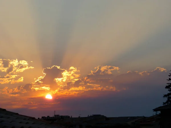 Närbild Solen Solnedgång Med Moln Trimning Solen — Stockfoto