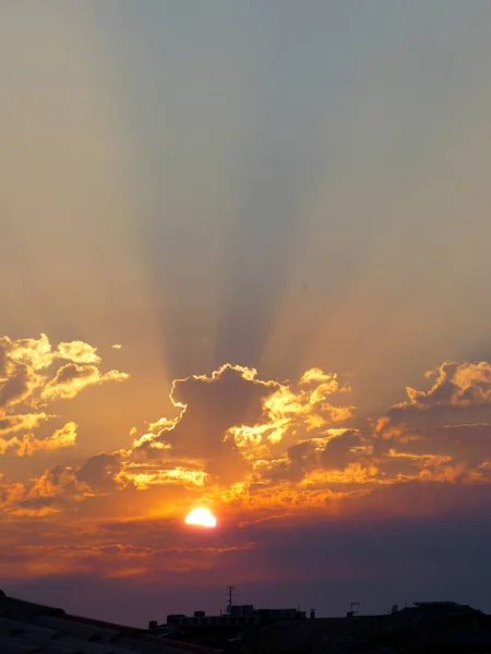 Närbild Solen Solnedgång Med Moln Trimning Solen — Stockfoto