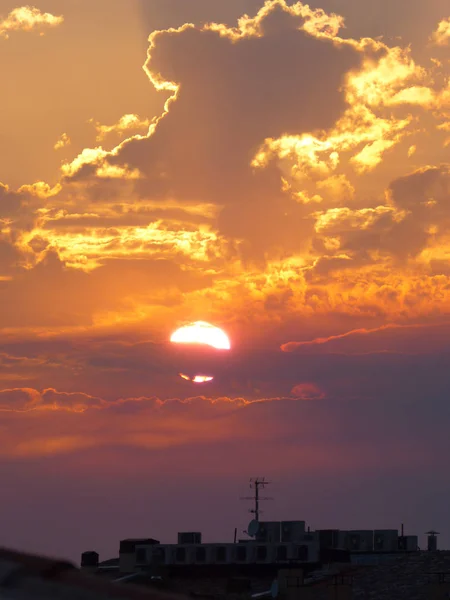 Närbild Solen Solnedgång Med Moln Trimning Solen — Stockfoto