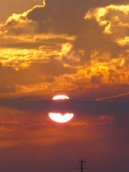 Nahaufnahme Der Sonne Bei Sonnenuntergang Mit Wolken Die Die Sonne — Stockfoto