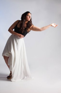 Genç artı boyutu modeli, stüdyoda dans