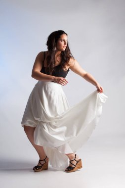 Genç artı boyutu modeli, stüdyoda dans