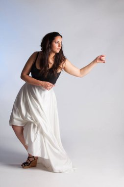 Genç artı boyutu modeli, stüdyoda dans