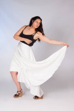 Genç artı boyutu modeli, stüdyoda dans