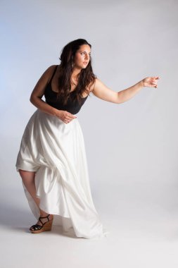 Genç artı boyutu modeli, stüdyoda dans