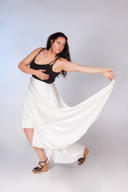 Genç artı boyutu modeli, stüdyoda dans