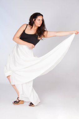 Genç artı boyutu modeli, stüdyoda dans