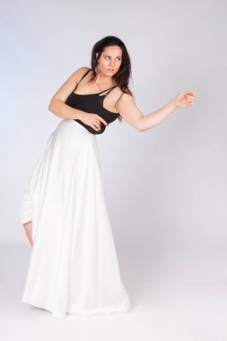 Genç artı boyutu modeli, stüdyoda dans