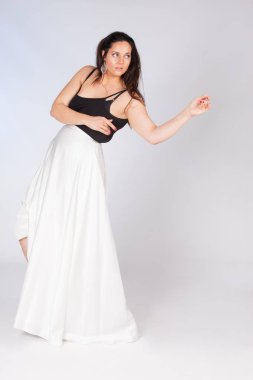 Genç artı boyutu modeli, stüdyoda dans