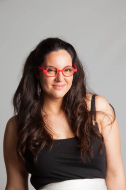 Daha iyi görmek için gözlük ile genç kız