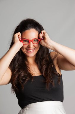 Daha iyi görmek için gözlük ile genç kız