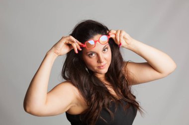 Daha iyi görmek için gözlük ile genç kız