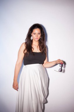 Daha iyi görmek için gözlük ile genç kız