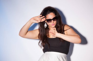 Daha iyi görmek için gözlük ile genç kız